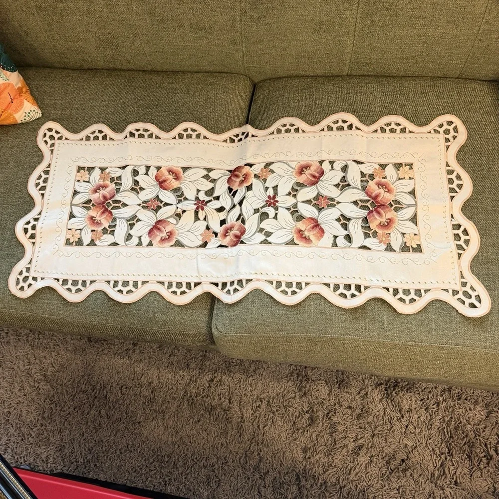 Vintage Floral Cutwork Table Runner 15x35 Embroidered Scalloped Edge Cottage